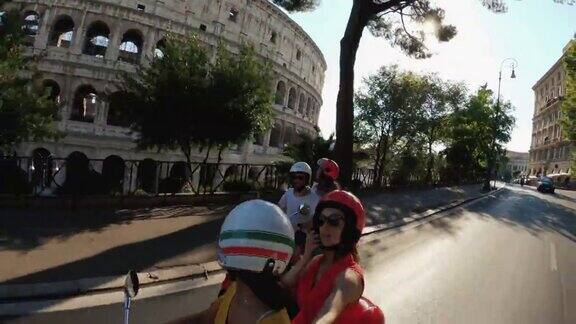 骑摩托车自拍:朋友们在罗马市中心骑摩托车