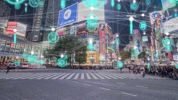 4K人与技术概念全球通信图标与网络连接线上方拥挤的人行走物联网与智慧城市概念科技未来概念