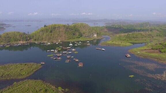 鸟瞰图的农村村庄漂浮在湖中的山
