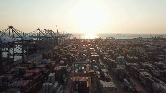 鸟瞰图的货物集装箱港口在日落