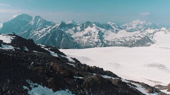 鸟瞰风景如画的自然雪山景观