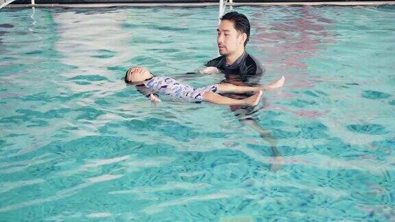 儿子和父亲一起学游泳