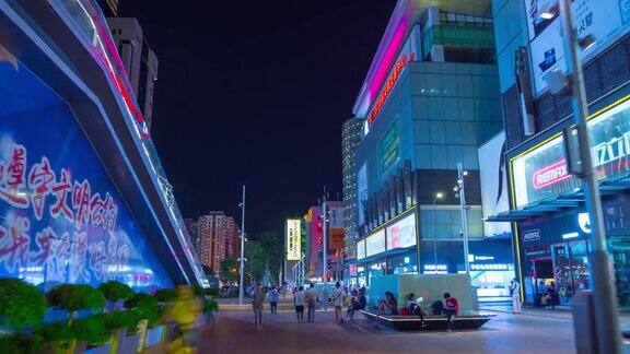 夜光照亮深圳市内著名的购物街区拥挤的全景4k时间流逝中国