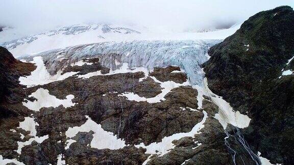 鸟瞰图与无人机的冰川上的山-鸟瞰图与无人机4K