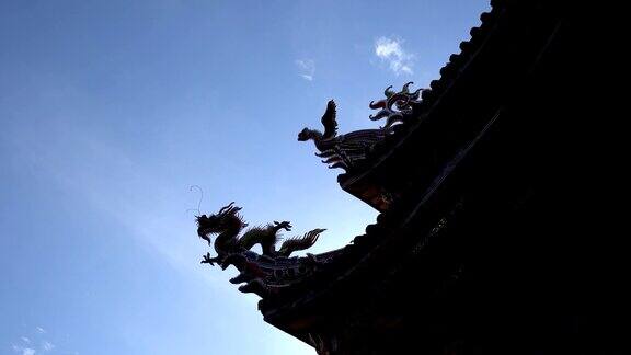 龙像的剪影庙宇的屋顶亚洲的龙石雕和古典建筑