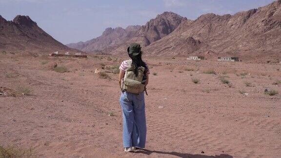 在沙漠中徒步旅行的亚洲年轻女子