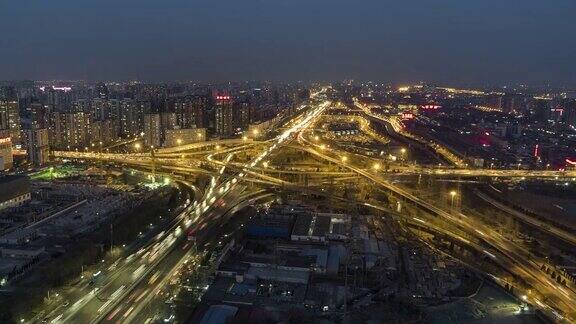TD黄昏到夜晚高峰时间的交通螺旋北京中国