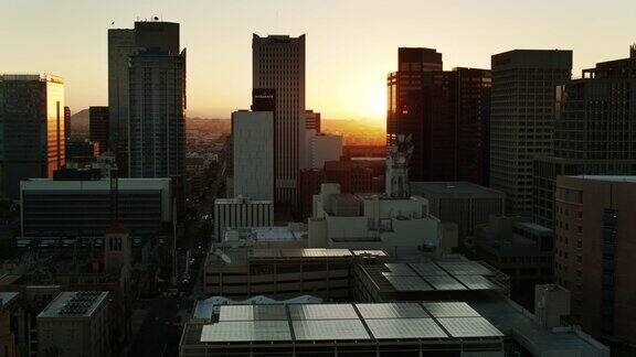 太阳在凤凰城摩天大楼之间冉冉升起