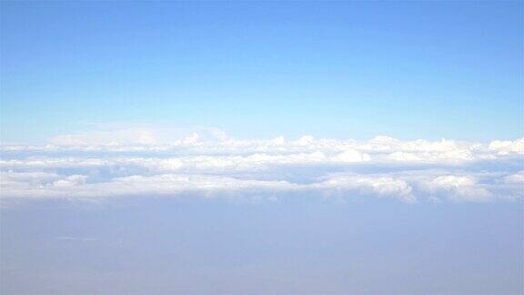 在云层上方飞行的视频4K格式