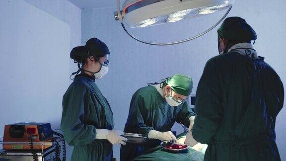医疗外科医生团队执行手术病人