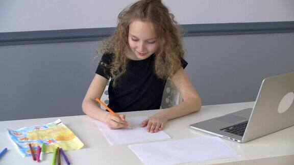 有创意的女孩青少年画与铅笔在书桌书桌前笔记本电脑女学生在网上艺术课上用铅笔在纸上创作素描