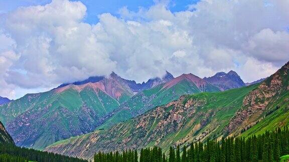 新疆有雄伟的山和天空的云