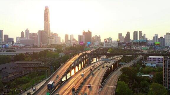 鸟瞰图高速公路与城市在日落