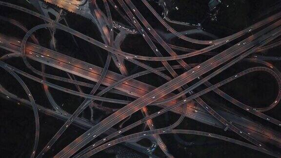 复杂立交桥及傍晚繁忙交通的天桥鸟瞰图