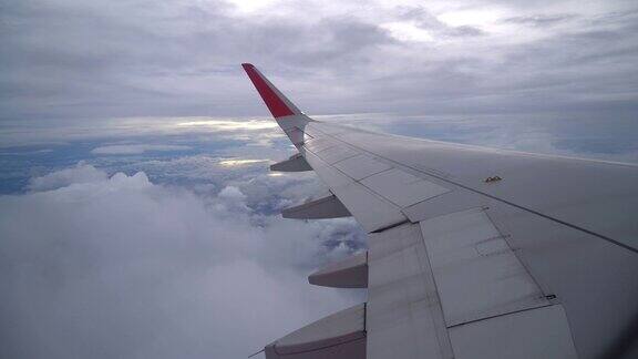 飞机在云上飞行