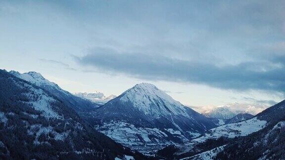 冬季美丽的山脉早晨在瑞士阿尔卑斯山的航拍镜头雪山