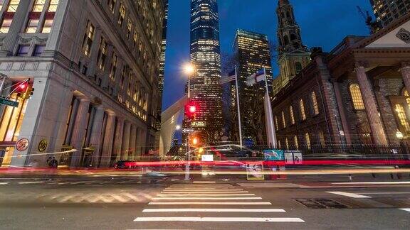 在黄昏时分美国纽约曼哈顿带有交通概念的建筑和地标的纽约市景的4K时间流逝