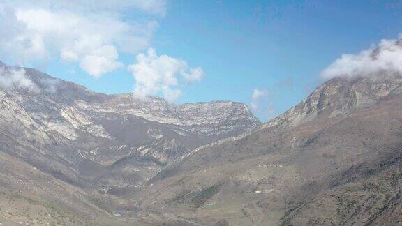 阳光明媚的秋日无人机沿着山坡飞行