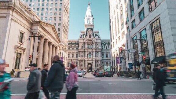 时间流逝的费城地标历史市政厅与交通在宾夕法尼亚州美国