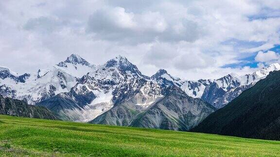 新疆美丽的山川和绿草如茵的风景
