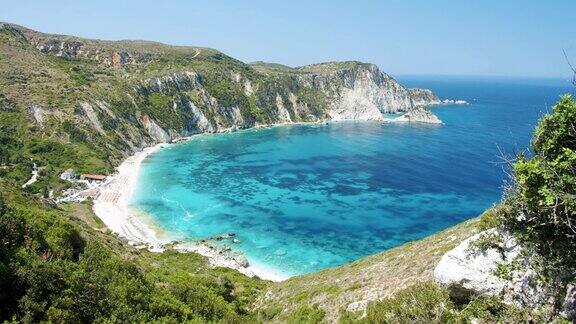希腊凯法利尼亚西海岸的佩塔尼海滩在夏季的翡翠绿色的海的全景