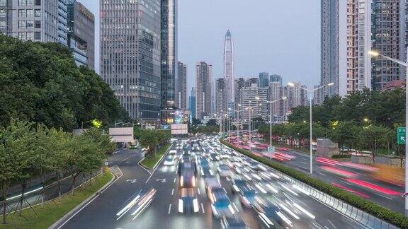 MS从黄昏到夜晚中国深圳福田区CBD主干道的交通流量和城市风景