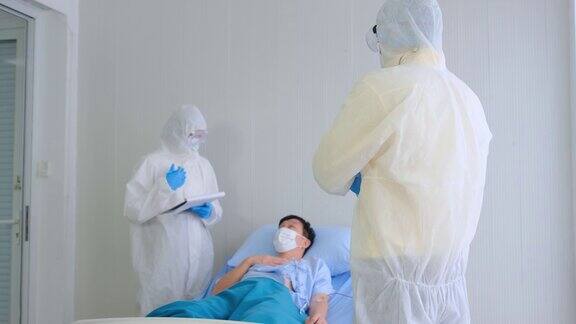 医生穿个人防护服在病房观察病人的情况