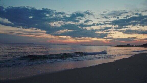 夕阳下的海滩和大海