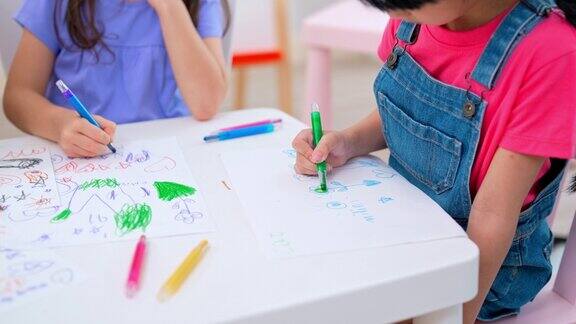 幼儿园的小女孩在课上学习画画