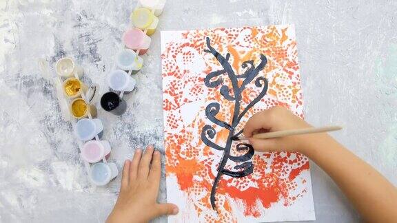 小女孩用水粉画花或树儿童艺术工艺如何制作贺卡手工制作母亲节或孩子生日礼物