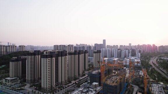 使用起重机在市区建造住宅建筑