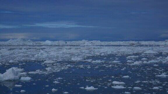 大块的冰在流动小型游船和渔船