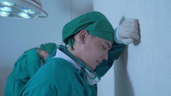 伤心的外科医生躺在医院走廊的地板上