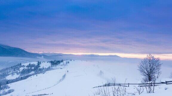 山峰上的雪被风吹走了冬天的风景天很冷下着雪