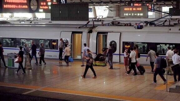 中国高铁站台上的乘客