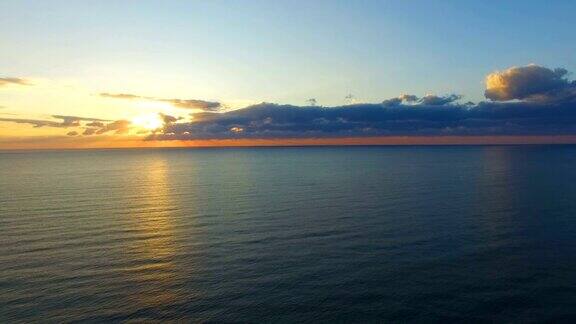 天线:日出海面