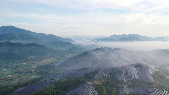 壮丽的太阳能发电厂在山顶的鸟瞰图