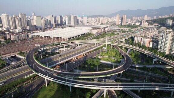 用无人机来观察城市的立体高架道路