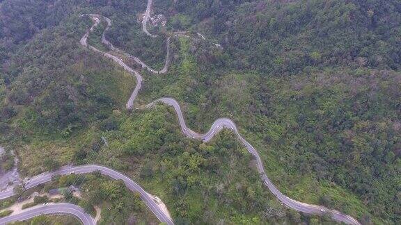 空中镜头:山上的蛇路