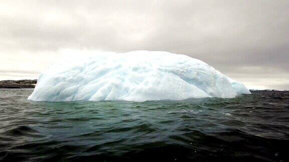 南极洲漂浮着巨大的冰山