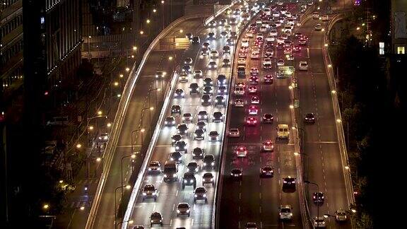 上海高架公路上行驶的汽车和卡车