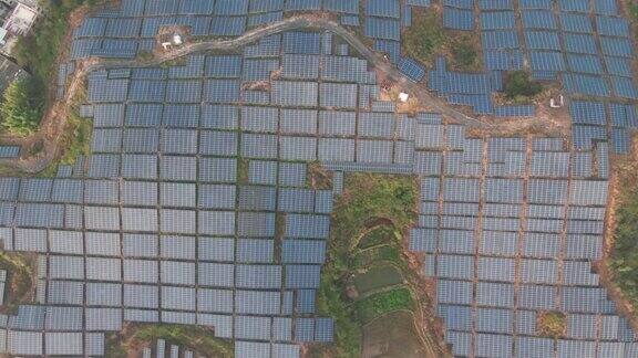 果园里的太阳能发电设施