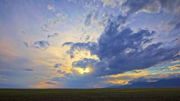 美丽的新疆山和云的自然风光