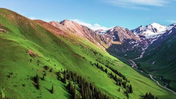 航拍新疆美丽的山地自然景观