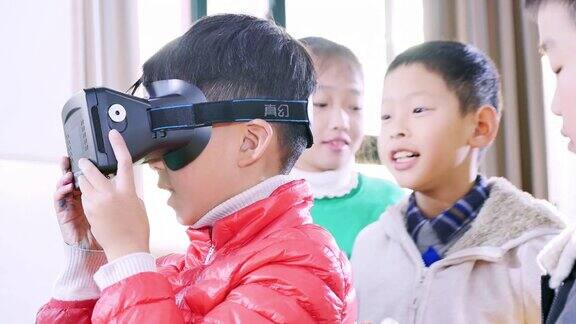 小学生在教室中使用VR学习