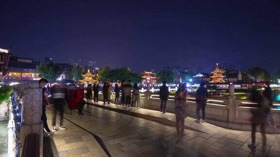 南京城夜景时间著名的拥挤老城河滨桥时光全景4k中国