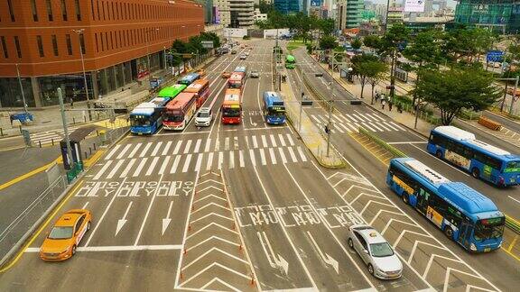 这是韩国首尔市首尔车站前的交通街道