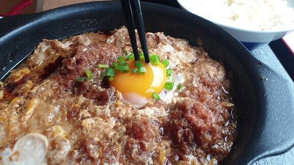 日式汤猪排和鸡蛋