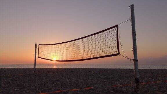 日出时的排球网和海滩