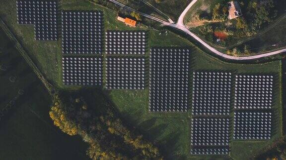 山上的太阳能电池板能源系统